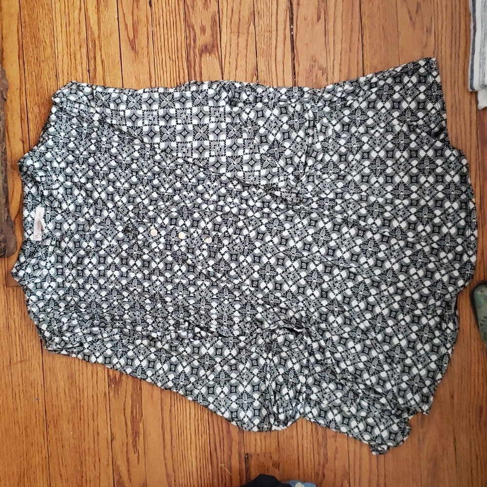 CB Women’s XL geometric black And White pattern shirt stretchy material.